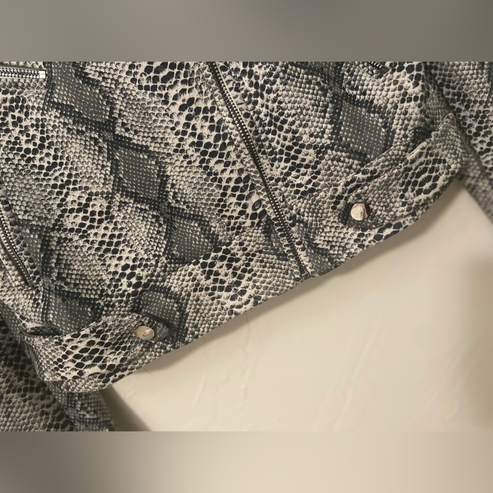 Vici~Neutral~Snakeskin Print~Moto Jacket~Zipper Pockets, Cuffs & Closure~Size S - Picture 4 of 16